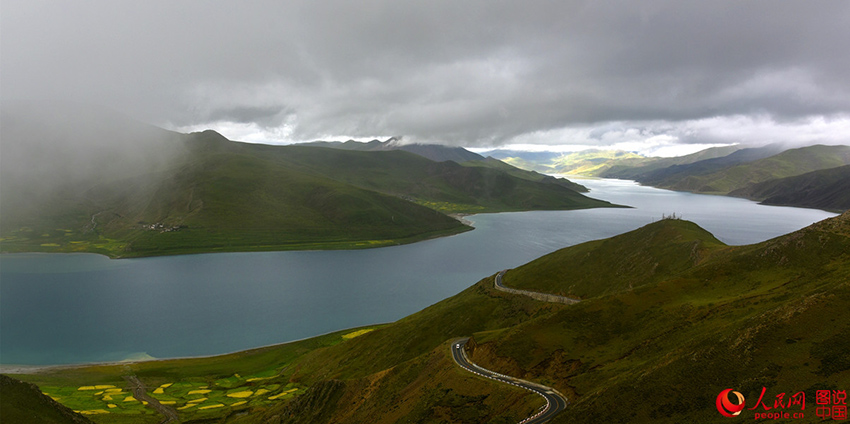 Scenery of Yamdroktso Lake in Tibet