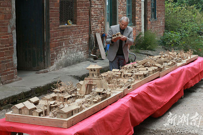 Retiree in Hunan spends 12 years sculpting renowned Chinese painting