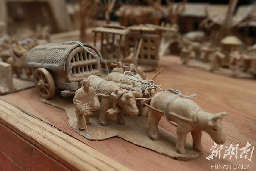 Retiree in Hunan spends 12 years sculpting renowned Chinese painting