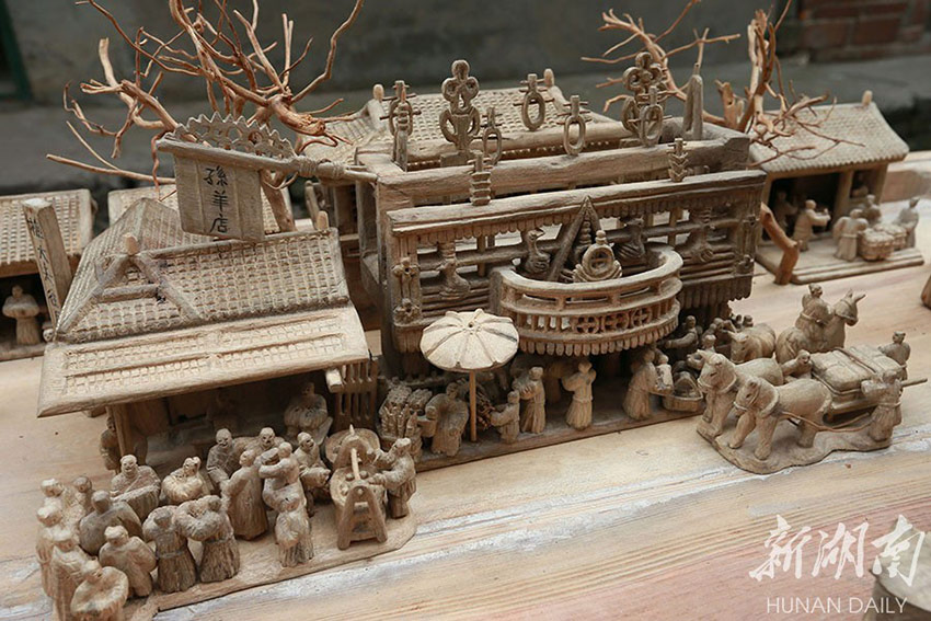 Retiree in Hunan spends 12 years sculpting renowned Chinese painting