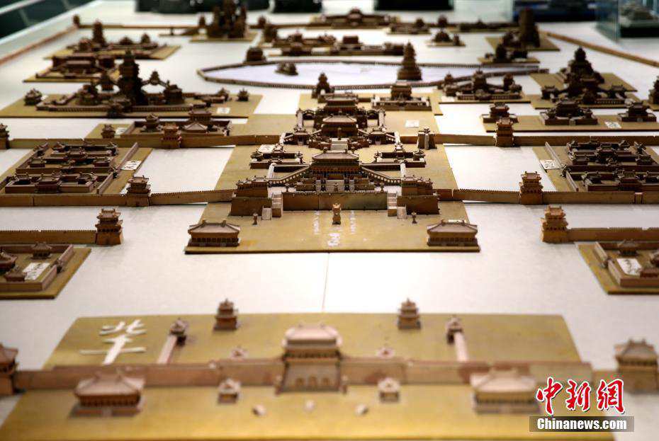 Elderly man carves miniature landscape of Daming Palace with bricks