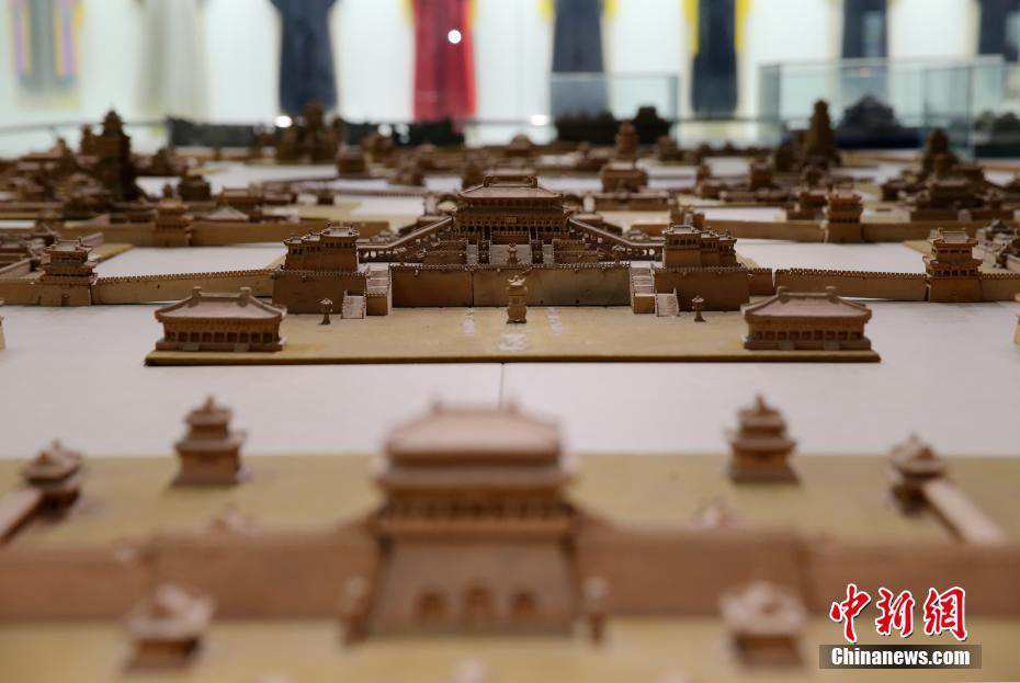 Elderly man carves miniature landscape of Daming Palace with bricks