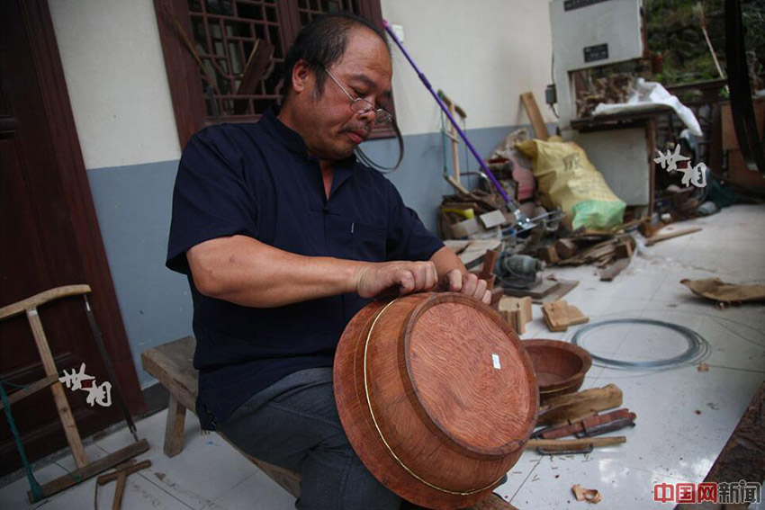 Hand-carved buckets face possible extinction in Zhejiang