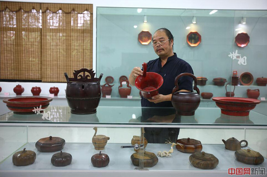 Hand-carved buckets face possible extinction in Zhejiang