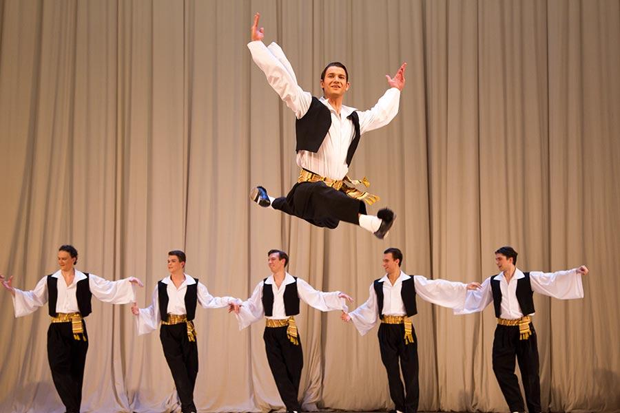 Russian dance ensemble bringing popular dance to China