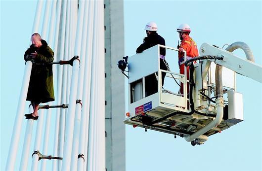 Man climbs onto cable-stayed bridge, causes severe traffic jam