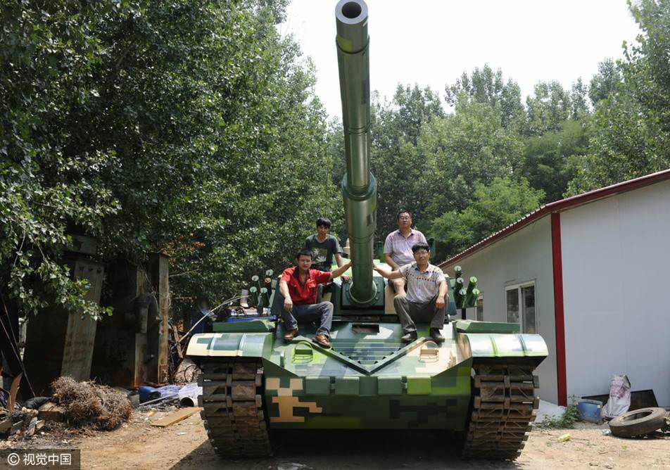 Young men in Shandong build full-scale tank model