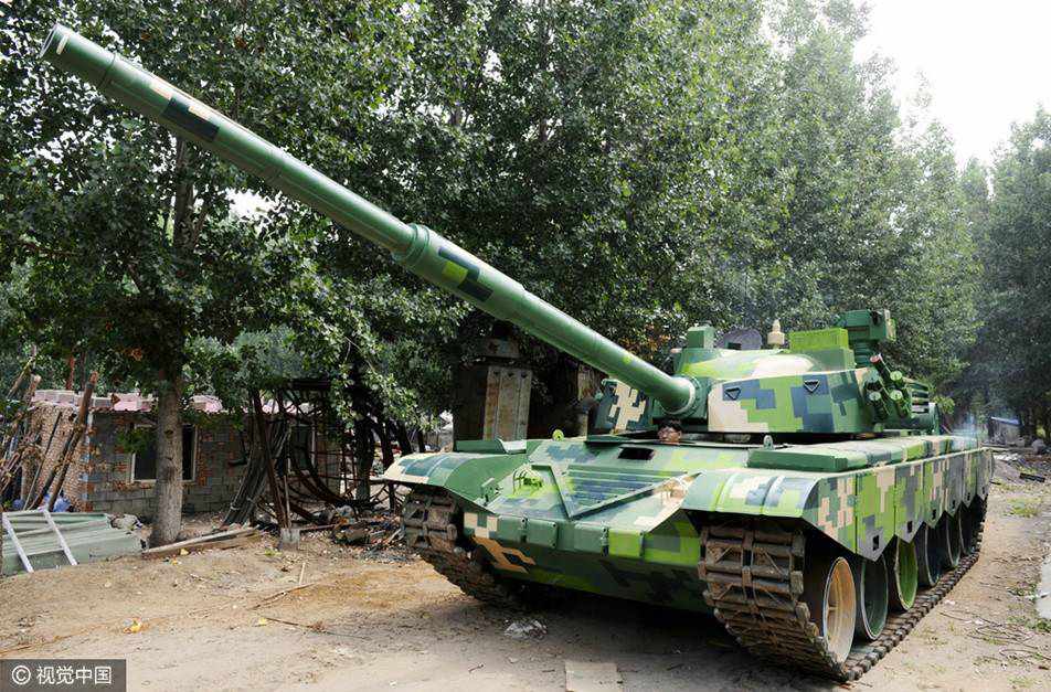 Young men in Shandong build full-scale tank model