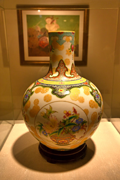 Enameled porcelain: Fine arts with royal style