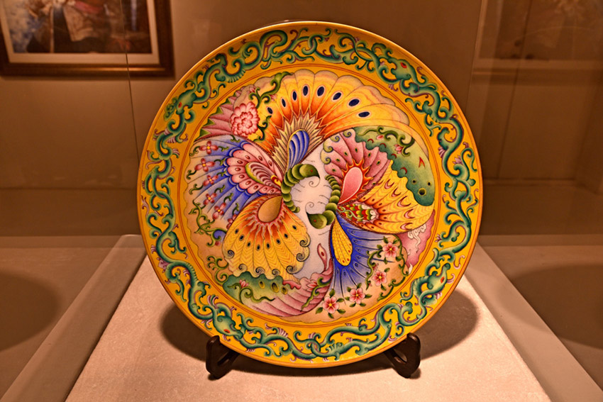 Enameled porcelain: Fine arts with royal style