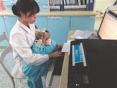 Multitasking neonatal nurse becomes online sensation