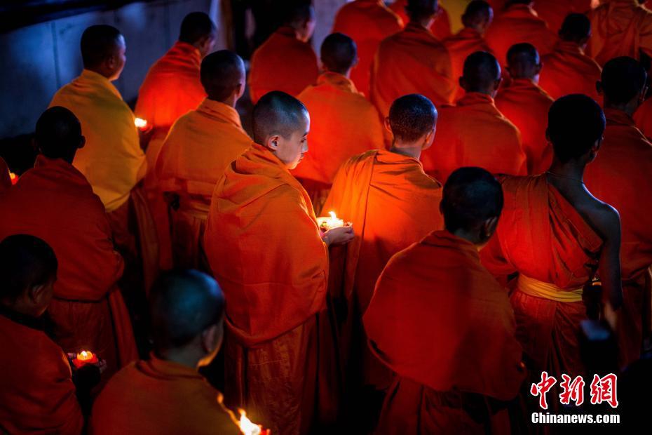 Buddhists light candles, pray for peace on border between China and Myanmar