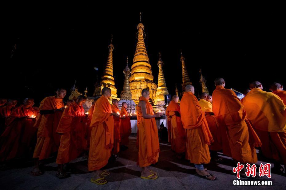 Buddhists light candles, pray for peace on border between China and Myanmar