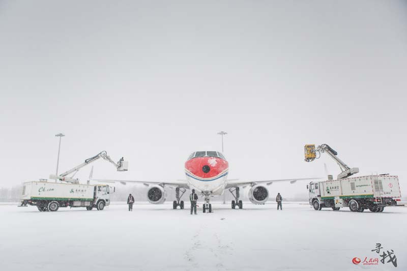 Airport staff work through heavy snow in Shenyang