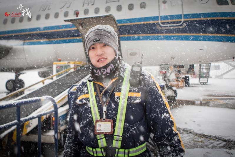 Airport staff work through heavy snow in Shenyang