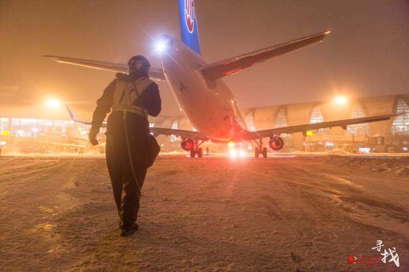 Airport staff work through heavy snow in Shenyang