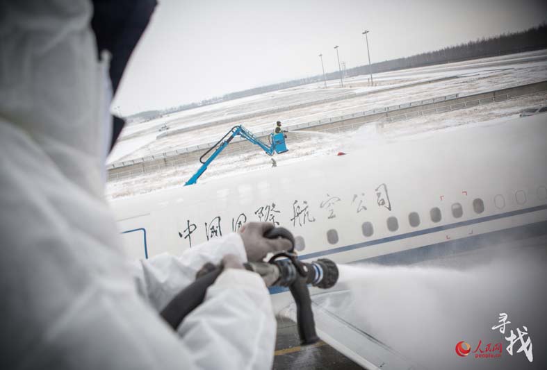 Airport staff work through heavy snow in Shenyang