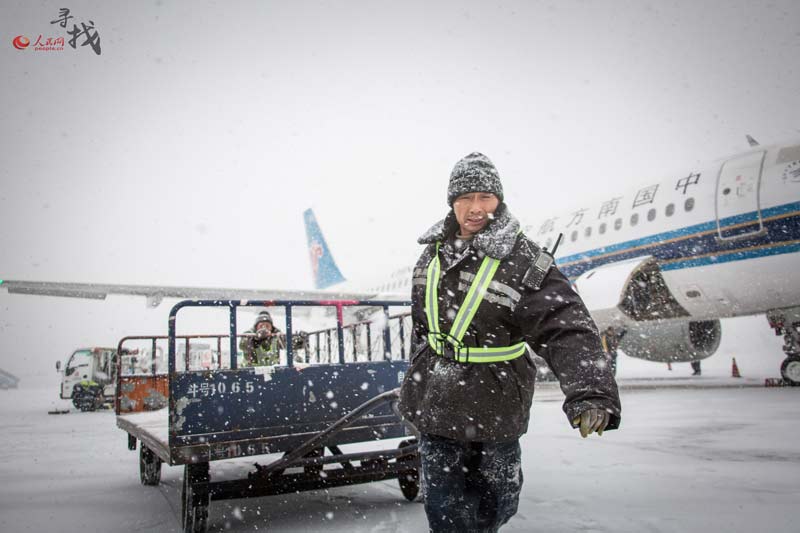 Airport staff work through heavy snow in Shenyang