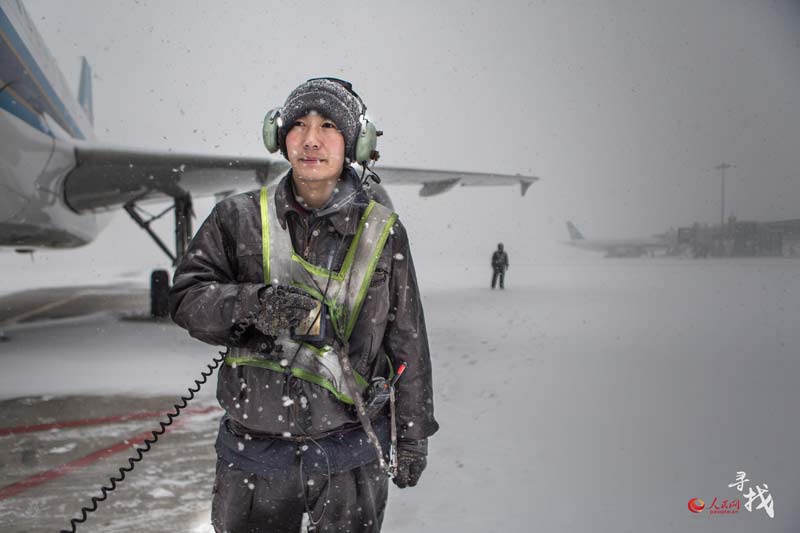 Airport staff work through heavy snow in Shenyang