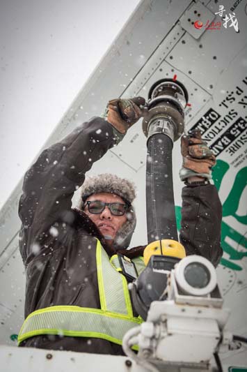 Airport staff work through heavy snow in Shenyang