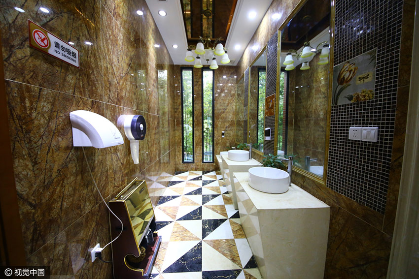 Chongqing builds 5-star public bathroom