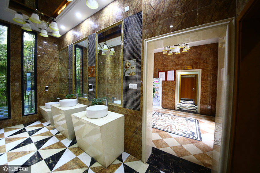 Chongqing builds 5-star public bathroom