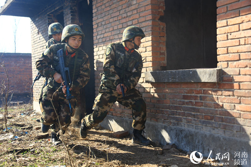 Armed police undergo 'devil training' in winter