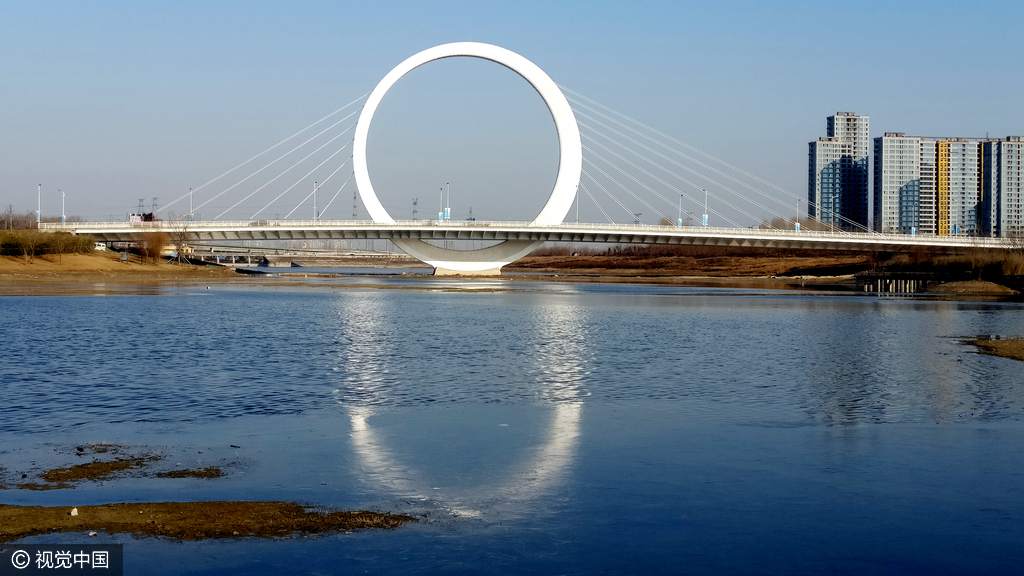 Eye-catching 'ring' bridge in Zhengzhou