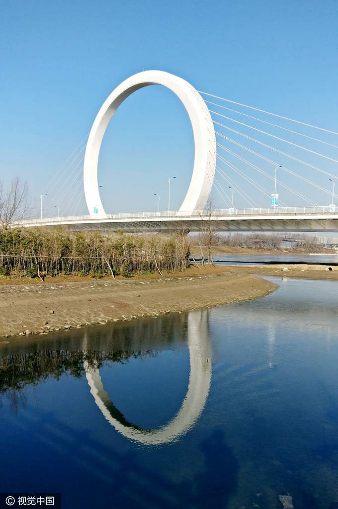 Eye-catching 'ring' bridge in Zhengzhou