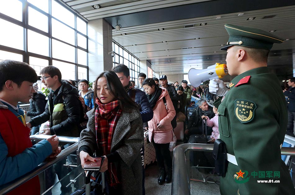 Armed police work Spring Festival travel rush in Beijing