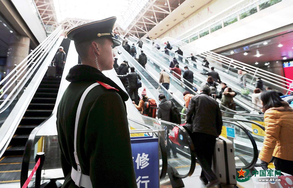 Armed police work Spring Festival travel rush in Beijing