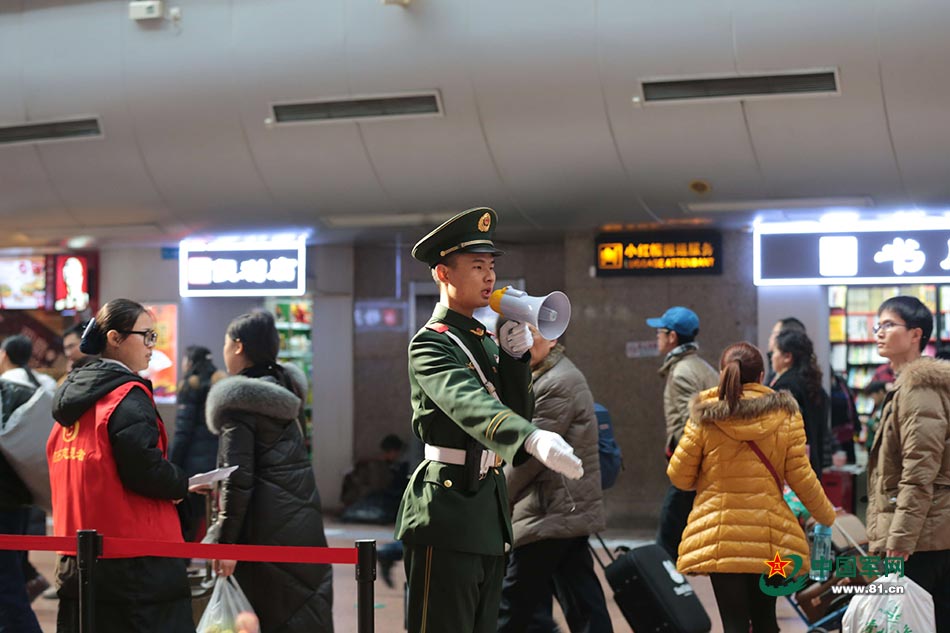 Armed police work Spring Festival travel rush in Beijing