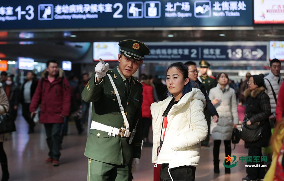 Armed police work Spring Festival travel rush in Beijing