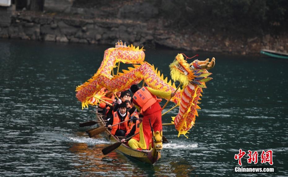 Citizens welcome Lantern Festival with dragon dance in boats