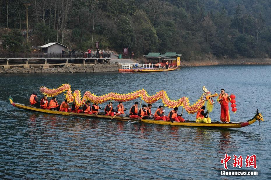 Citizens welcome Lantern Festival with dragon dance in boats