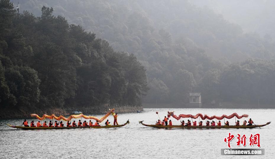 Citizens welcome Lantern Festival with dragon dance in boats