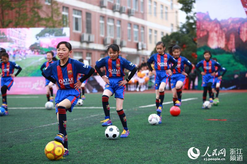 Lantern Festival ushered in with soccer in Zhejiang town