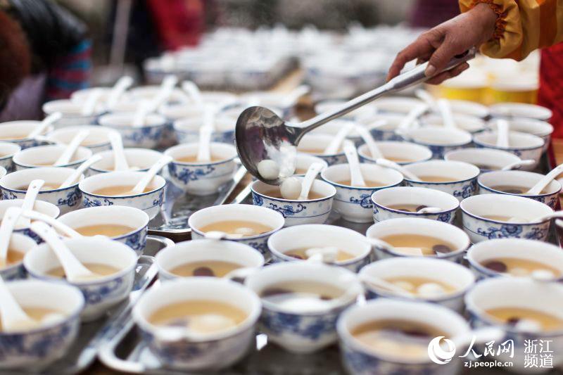 Lantern Festival ushered in with soccer in Zhejiang town