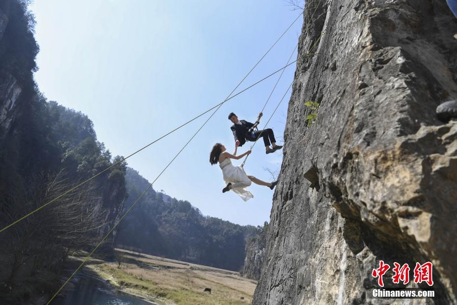 Couples in Hunan take wedding photos on cliff face