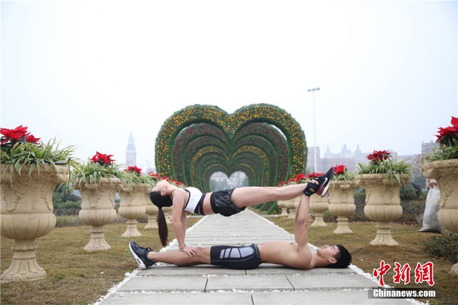 College couple demonstrates love with stylish photos on Valentine's Day