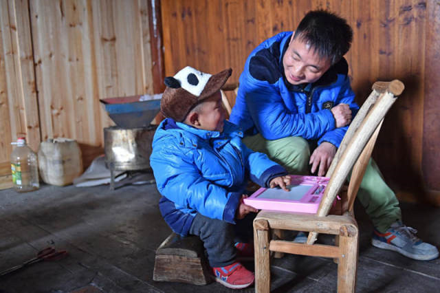 Photo story: A father's reunion with his 3-year-old son