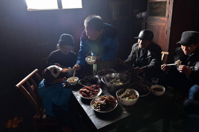 Photo story: A father's reunion with his 3-year-old son