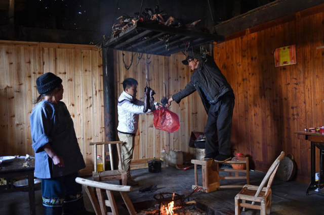 Photo story: A father's reunion with his 3-year-old son