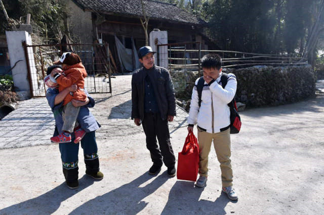 Photo story: A father's reunion with his 3-year-old son