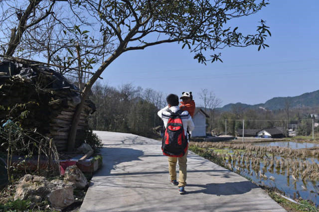 Photo story: A father's reunion with his 3-year-old son