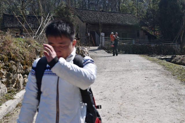 Photo story: A father's reunion with his 3-year-old son