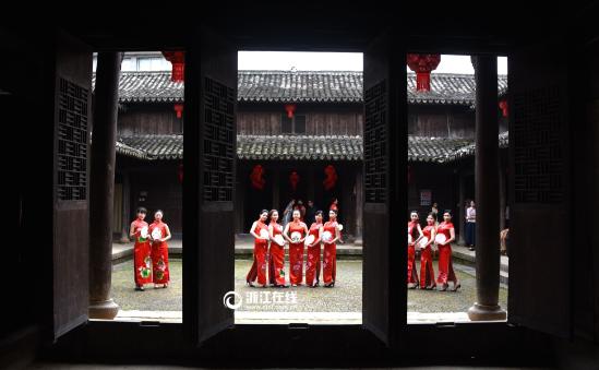 Chinese qipao fashion show held in Zhejiang