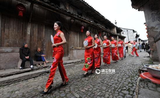 Chinese qipao fashion show held in Zhejiang