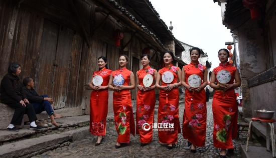 Chinese qipao fashion show held in Zhejiang