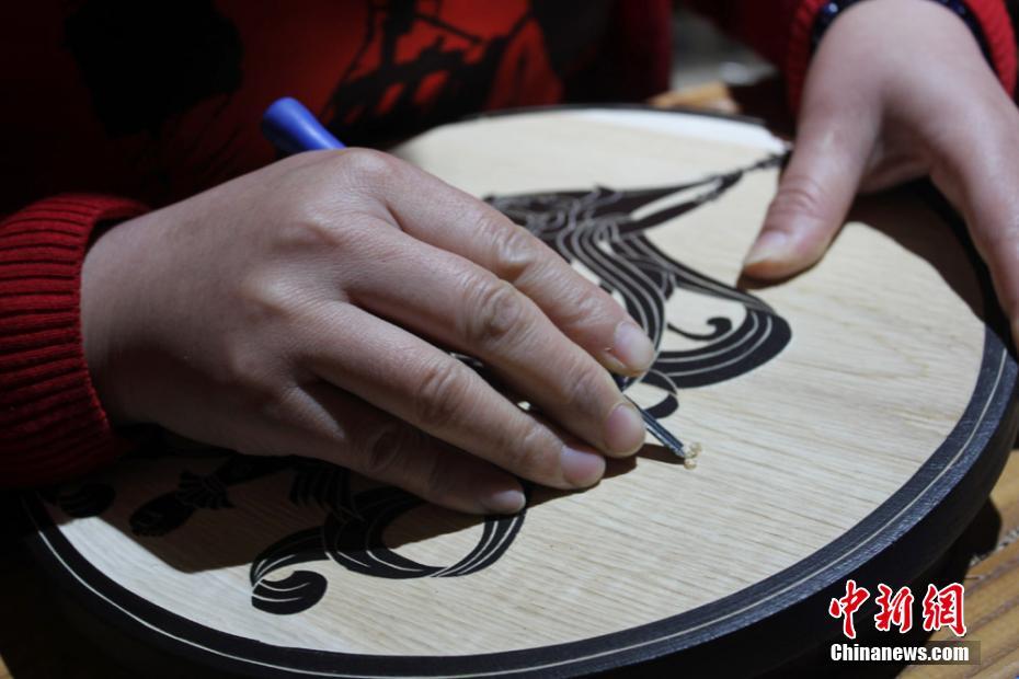 Craftswoman depicts Dunhuang culture through wood carvings